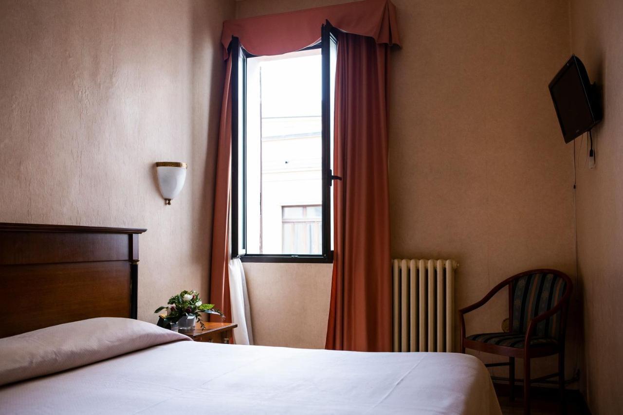 Hotel Astor Piacenza Zewnętrze zdjęcie