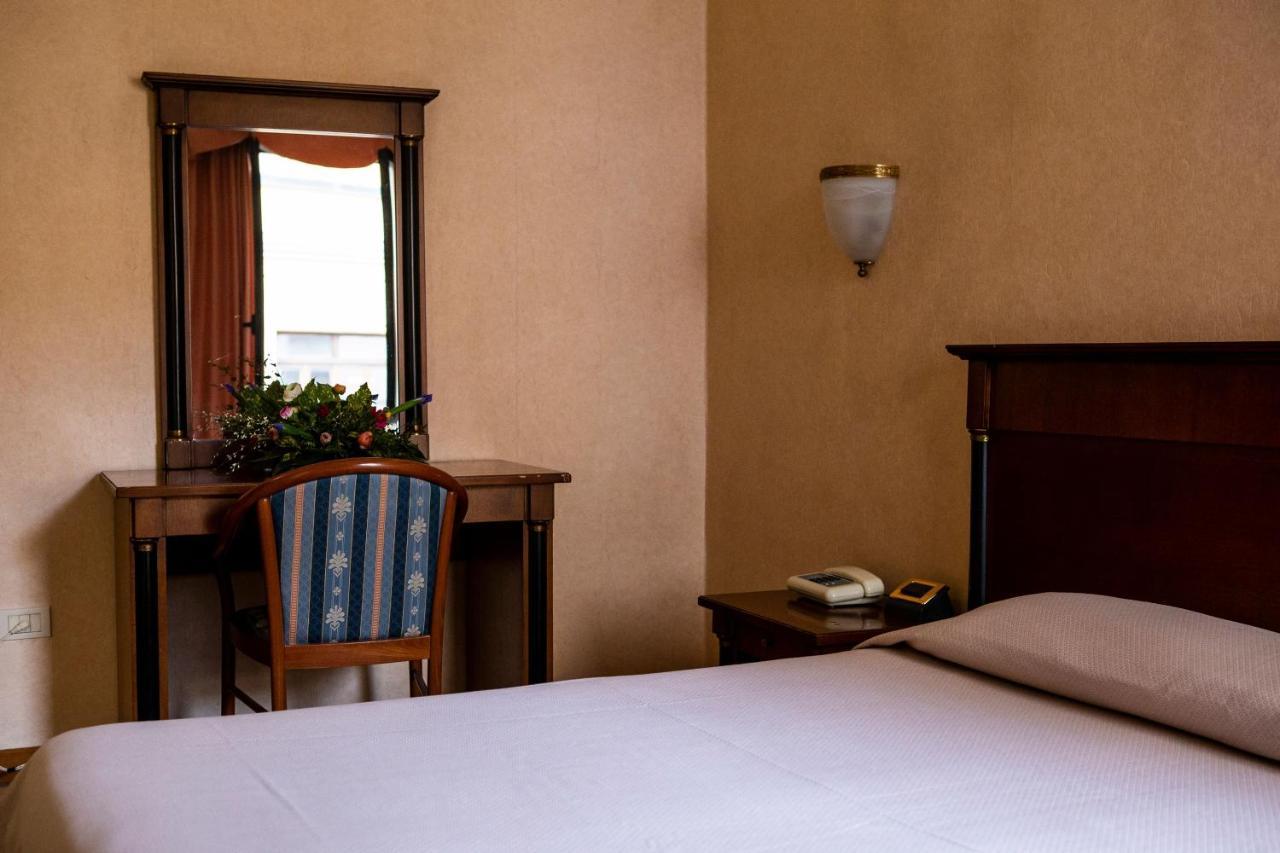 Hotel Astor Piacenza Zewnętrze zdjęcie